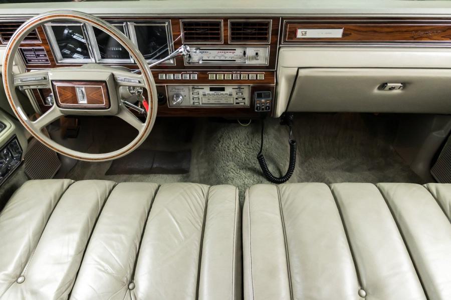 Торпедо Lincoln Continental Mark VI Sedan 1980 года  (фото 83 из 111)